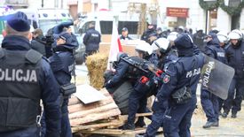 Rolnicy ustawili barykadę i odpalili flary. Do akcji wkroczyła policja