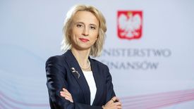 - Podejmujemy wysiłki by podwyższać te pensje - mówi Teresa Czerwińska.