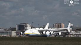 Antonow An-225 Mrija jest już w Warszawie. W ładowni maszyny znajduje się sprzęt dla polskiej służby zdrowia.