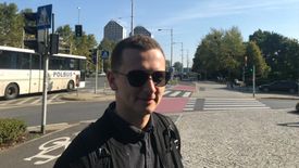 26-letni Marek zaraz po studiach znalazł dobrą pracę. Jego zdaniem nie ma potrzeby dalszego podnoszenia płacy minimalnej.