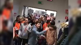 Nagranie z magazynu Amazona, na którym tłoczą się dziesiątki pracowników, obiegło w tym tygodniu sieć