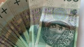 Koronawirus może się przenosić przez banknoty.
