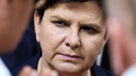 Beata Szydło położyła na stole 350 zł dla nauczycieli.