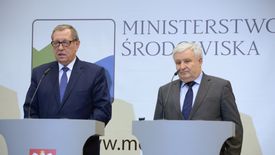 NFOŚiGW kierowany przez Kazimierza Kujdę (na zdjęciu z byłym ministrem środowiska Janem Szyszką) szczodrze wspiera katolickie organizacje.