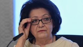 Prezes NBP w asyście swoich współpracowniczek.