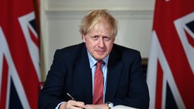 W piątek wieczorem premier Boris Johnson podpisał umowę brexitową