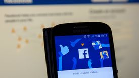 Facebook może mieć niekontrolowany dostęp do kamery w telefonie. Problem dotyczy niektórych iPhone'ów