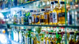 Rząd chce wypowiedzieć wojnę tzw. małpkom, czyli butelkom mocnego alkoholu o małej pojemności.