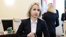 - To jest walka z umowami śmieciowymi - mówi szefowa MF o warunkowym zwolnieniu młodych z PIT.