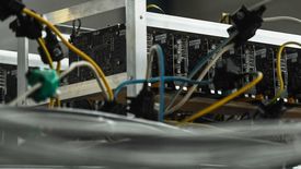 Kombajny do kopania bitcoinów łączą dużą moc obliczeniową z potężnym apetytem na prąd.