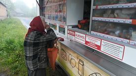 Najpierw muzyka, później komunikat i czekanie. Po chwili z domów wychodzą ludzie, by w mobilnym sklepie zrobić zakupy