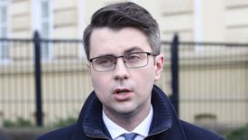 Piotr Müller potwierdził, że wypłata zasiłku opiekuńczego będzie przedłużona.