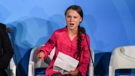 Aktywistka Greta Thunberg przestrzega przed konsekwencjami nadmiernego eksploatowania środowiska w pogoni za wzrostem gospodarczym.