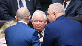 Partia Jarosława Kaczyńskiego obiecała wielomilionowe programy socjalne, których realizacji teraz nie może odkładać