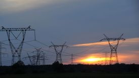 W jakim celu minister energii planuje wypłacenie 4 miliardów złotych rekompensat sprzedawcom energii, jeśli kwoty obniżki akcyzy i opłaty przejściowej są dokładnie tej samej wysokości i wzajemnie się eliminują? - pyta ZPPE.