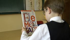 Dyrektorzy szkół rozkładają ręce: za tak niskie pensje, jakie mają nauczyciele na początku drogi, mało kto chce pracować