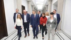 Posłowie klubu parlamentarnego Lewica na sejmowym korytarzu