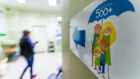 Urzędnicy rozpatrujący wnioski o 500+ są zawiedzeni, że nadwyżki w gminach wracają do budżetu państwa