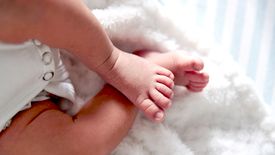 Biedronka. Dyskont rozda paczki urodzonym w tym roku dzieciom
