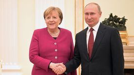 Angela Merkel spotkała się z Władimirem Putinem i nie szczędziła Rosji ciepłych słów.