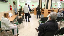 Choć oblężenia oddziałów ZUS we wtorek nie ma, to wzmożony ruch da się zauważyć. Oczekiwanie na swoją kolej to około 30 minut. Przynajmniej we Wrocławiu