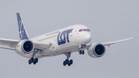 Boeing 767 SP-LPC na lotnisku w Warszawie.