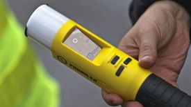 Alkomatem w pracy może zbadać tylko policja. Chyba, że pracownik sam o badanie poprosi