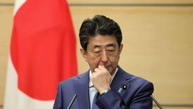 Premier Shinzo Abe ma powody do zmartwień.