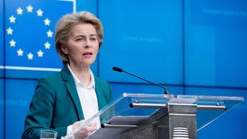 Kraje członkowskie poparły decyzje Komisji Europejskiej w sprawie przesunięcia 37 mld euro na walkę z wirusem. Na zdjęciu Ursula von der Leyen, szefowa KE