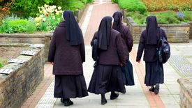 Siostry, które po latach pracy chcą opuścić zakon, często zostają bez pieniędzy i prawa do zasiłku.