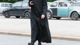 Krajowa Administracja Skarbowa w sutannie.