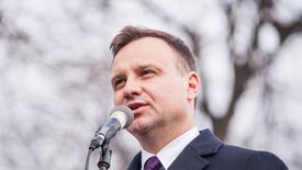 Przed prezydentem Andrzejem Dudą ciężka decyzja. Sondaż pokazuje, że dofinansowanie mediów publicznych dzieli jego elektorat.