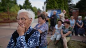 Emerytury kobiet są niskie, więc część z nich decyduje się dłużej pracować.