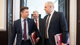 Michał Dworczyk, Jacek Sasin i Marek Suski przed posiedzeniem rządu.