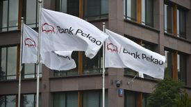 Należący do Skarbu Państwa Pekao, trzeci do wielkości bank na naszym rynku, planuje zlikwidować 950 etatów.