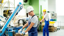 Najbardziej zadłużonymi sektorami są budownictwo, handel i transport, z racji tego, że wystawiają oni faktury na najwyższe kwoty.