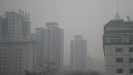 Tak wygląda smog pekiński, kiedy wszyscy chowają się w domach. W Krakowie w sezonie grzewczym powietrze nie jest dużo lepsze.