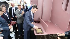 Rząd chce rozbudować kluczowe polskie porty. Na zdjęciu Mateusz Morawiecki kładący stępkę pod polski prom, lipiec 2017 r.