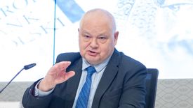 W poniedziałek NBP zaproponował, by czasowo obniżyć pensje Polakom. "Lepsze to niż bezrobocie" - czytamy w komunikacie banku.