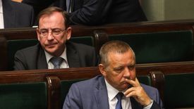 Prezes NIK Marian Banaś, a za nim Mariusz Kamiński, koordynator służb specjalnych