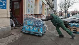 W związku z zagrożeniem koronawirusem niedzielny zakaz handlu pod pewnym względem zostanie złagodzony.