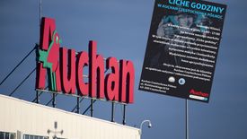 Plakat informujący o "cichych godzinach"