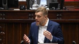 Projekt ustawy wprowadzającej podatek ustawy zapowiedział Adrian Zandberg.