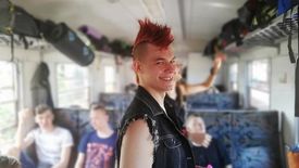 Uczestnik festiwalu w 2018 r. w drodze pociągiem z Gdyni do Kostrzyna