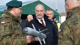 Listopad 2016. Ówczesny szef MON Antoni Macierewicz podczas prezentacji projektów polskich bezzałogowców.