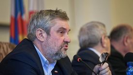 Ekolodzy zarzucają ministrowi, że nie robi nic; rolnicy, że lekceważy problem.