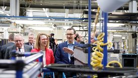 Premier Morawiecki w trakcie wizyty w fabryce firmy Amica.