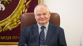Prezes PiS jest "zniesmaczony" sprawą zarobków w NBP.