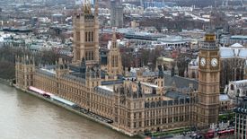 W Wielkiej Brytanii odczuwają skutki widma brexitu bez umowy oraz niestabilności politycznej - tłumaczą eksperci.