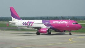 Samolot w brwach taniej linii Wizz Air.
